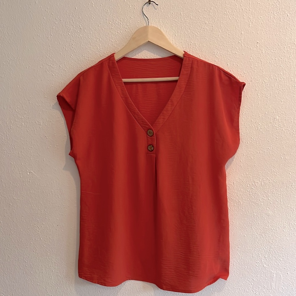 Lightweight blouse, two wooden buttons, v-neck..